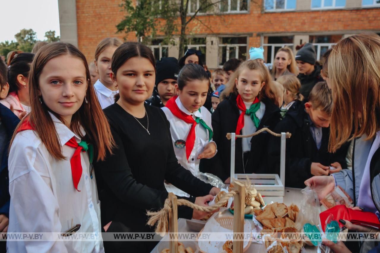 Творить добро – просто!”: побывали на благотворительной ярмарке в средней  школе № 1 - Пинское городское объединение профсоюзов